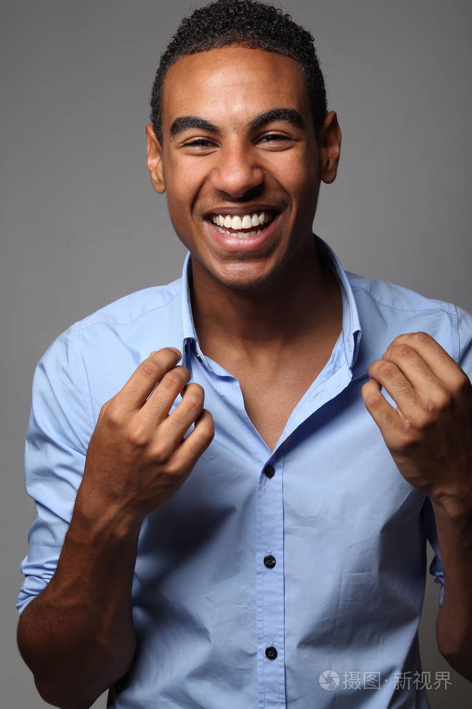微笑的黑人摆姿势