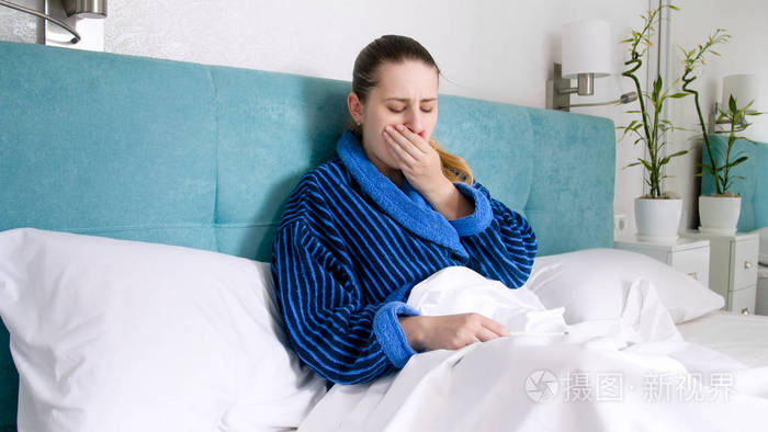 躺在床上咳嗽的年轻患病妇女形象