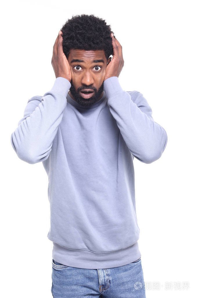 害怕的黑人摆姿势