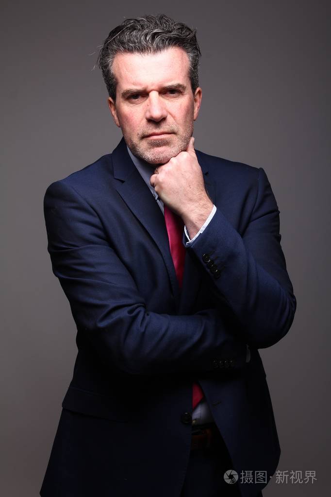 严肃的高加索老商人