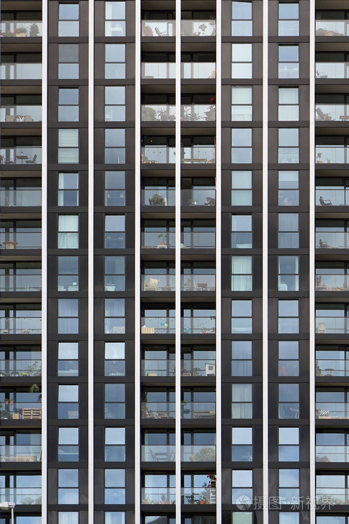 现代城市商务大厦摩天大楼的玻璃灰色方形窗户. 大楼里的玻璃阳台. 新