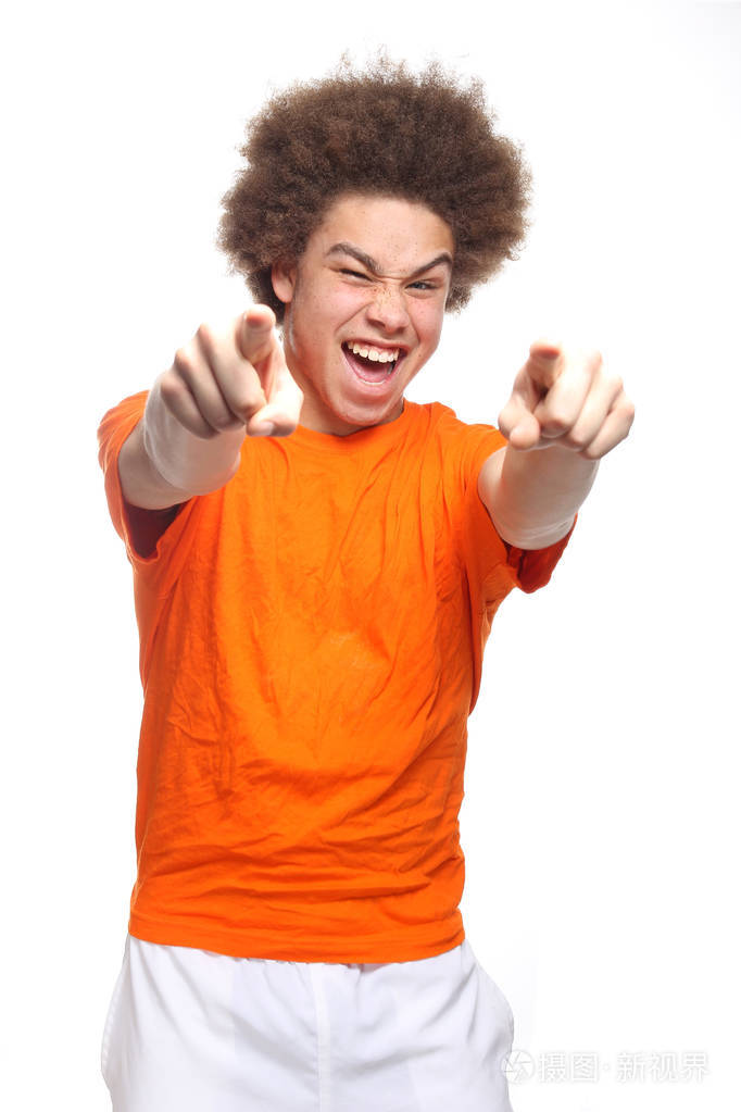 黑人指着照相机