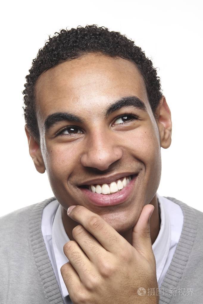 微笑的黑人摆姿势