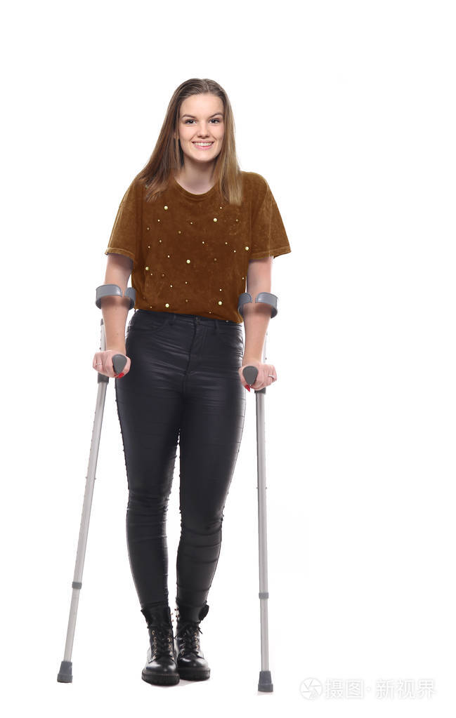 美丽的高加索女孩拄着拐杖