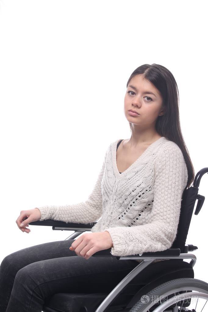 坐轮椅的严肃年轻的亚洲女人