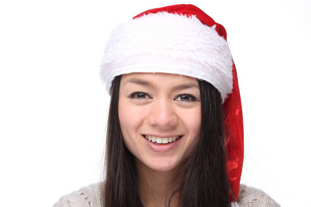 快乐的年轻亚洲女孩戴着圣诞帽