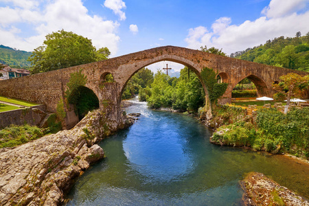 西班牙阿斯图里亚斯的萨莱河上的卡加斯德奥尼斯罗马桥