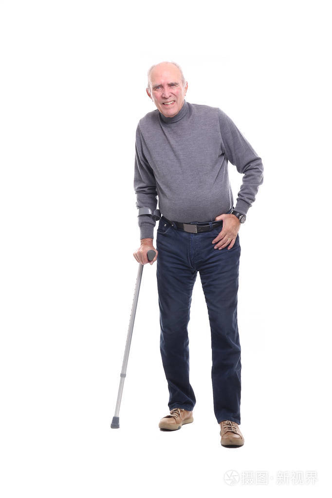 老白种人拄着拐杖