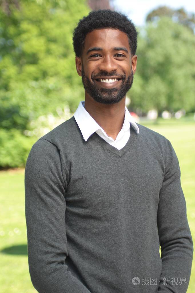 微笑的黑人在户外