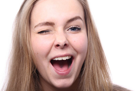 美丽的眨眼女孩美丽的年轻女孩在眨眼和微笑照片