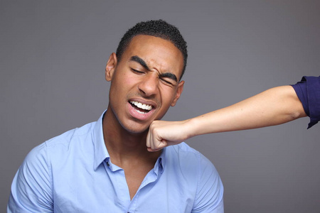 被打的人黑人年轻人被打脸照片