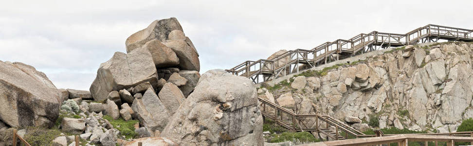 楼梯把游客带到花岗岩岛的岩石顶部