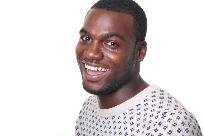 微笑的黑人摆姿势