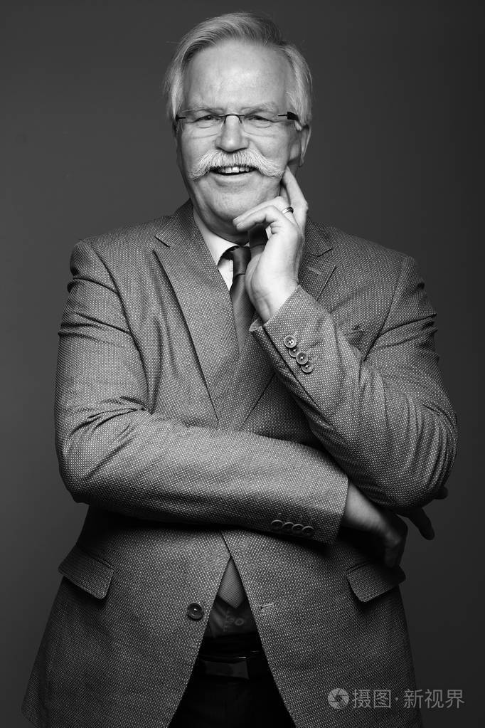 老白种人商人用黑白色调微笑