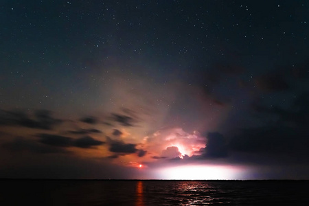 夜间从明亮的云彩中射出的照明螺栓。 白俄罗斯。 星空。