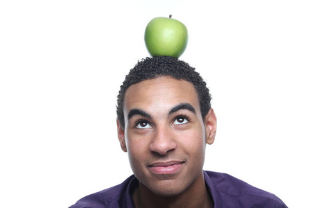 黑色男人摆着绿色苹果