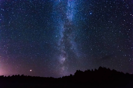 星空银河美丽的风景夜间白俄罗斯。