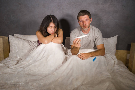 怀孕妇女期待着不想要的婴儿和男人感到不知所措,担心和失望照片