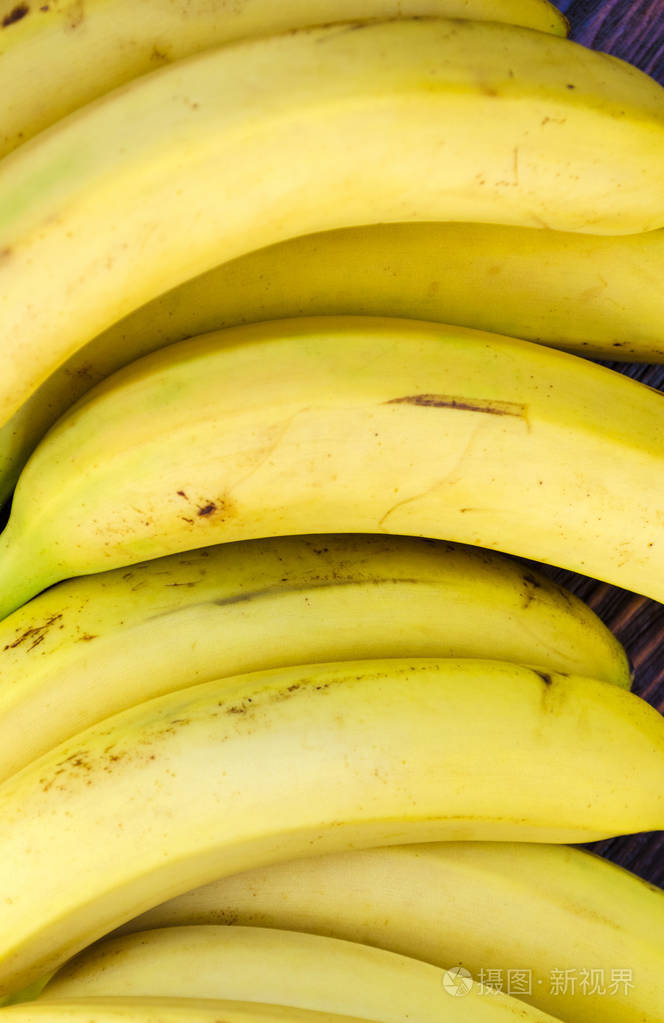 一堆香蕉贴在桌子上