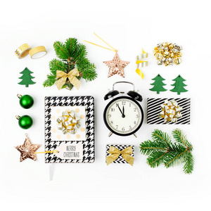 收集圣诞物品。 圣诞节冬季装饰文具与闹钟和礼物在白色背景。 节日和庆祝创意概念。 平躺式顶部视图