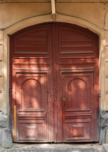 旧欧洲建筑的门。 古代LVOV的外部设计元素。 世界建筑遗产的例子。