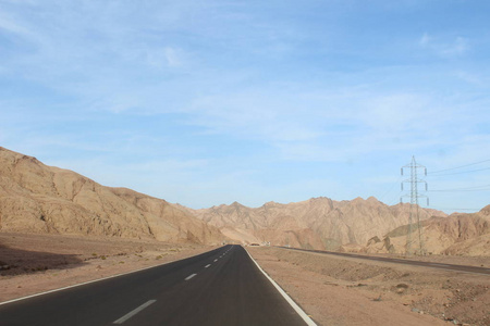 蓝天和美丽的山景与道路