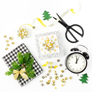 圣诞装饰与闹钟和礼物的金色白色背景与空拷贝空间的文本。 节日和庆祝。 平躺式顶部视图