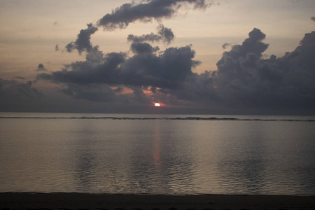 日落时的海景，背景为阴天