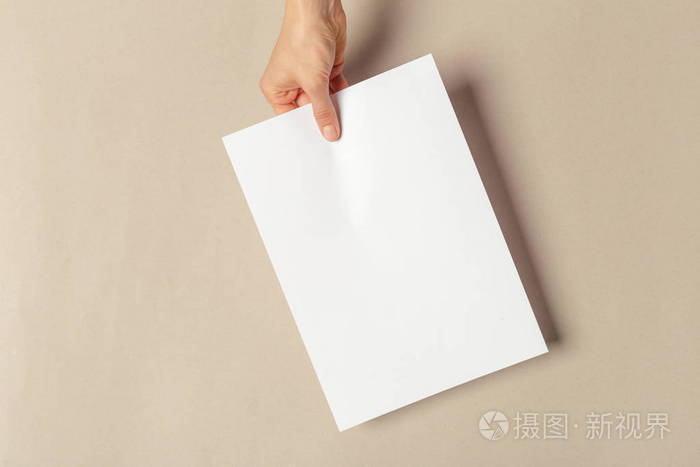 手拿白纸a4大小照片 正版商用图片130yj4 摄图新视界