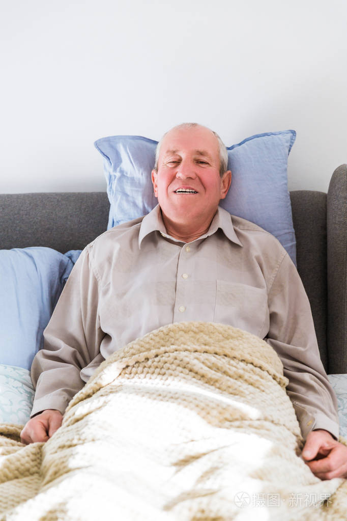 躺在家里一张床上的那个坏笑的老人