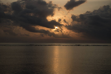 日落时的海景，背景为阴天