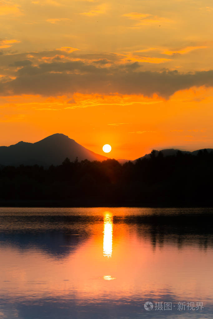 夏天山湖上自然的傍晚景色.塔特拉山在斯洛伐克,欧洲.