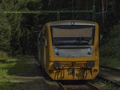 夏季白天配有黄色柴油列车的罗兹姆伯克和瓦尔塔武车站