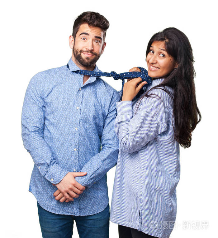 一个年轻的女人从领带上拽男人
