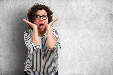 精神错乱的表达中年妇女疯狂而绝望,尖叫失控,滑稽的疯子表达自由和