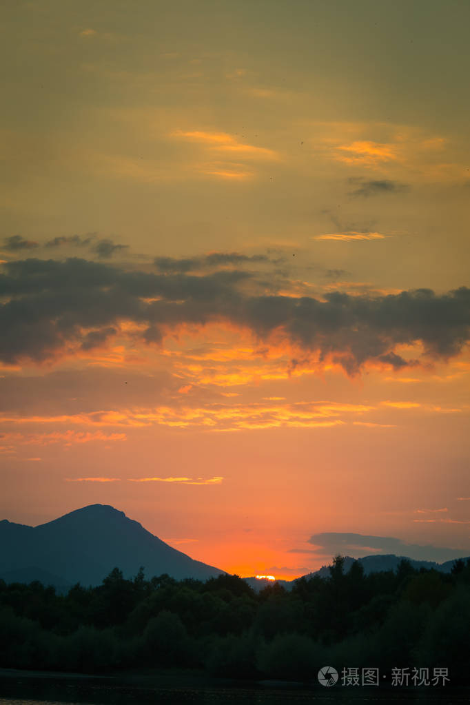 夏天山湖上的自然傍晚景色. 斯洛伐克欧洲的塔特拉山.