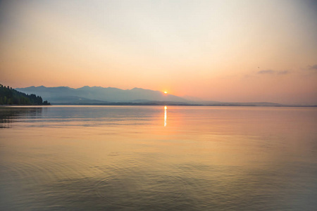 远处的湖泊和山脉美丽平静的早晨景观。 黎明时有山湖的五彩缤纷的夏天风景。 斯洛伐克欧洲的塔特拉山。