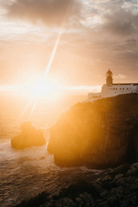 在日落时, 在葡萄牙的圣文森特角的灯塔和悬崖的看法