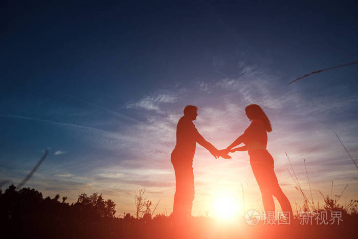 自由幸福快乐的概念. 希望自由的象征. 一个家庭.