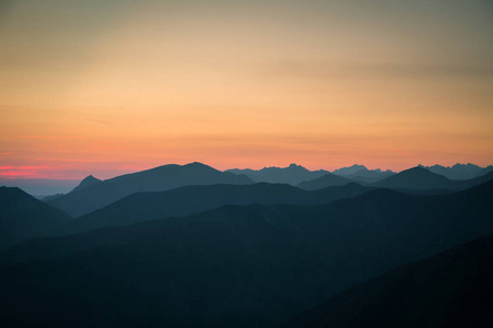 日出中美丽多彩的抽象山景。 早晨以蓝色色调呈现的山脉极简主义景观。 斯洛伐克欧洲的TatraMounains。