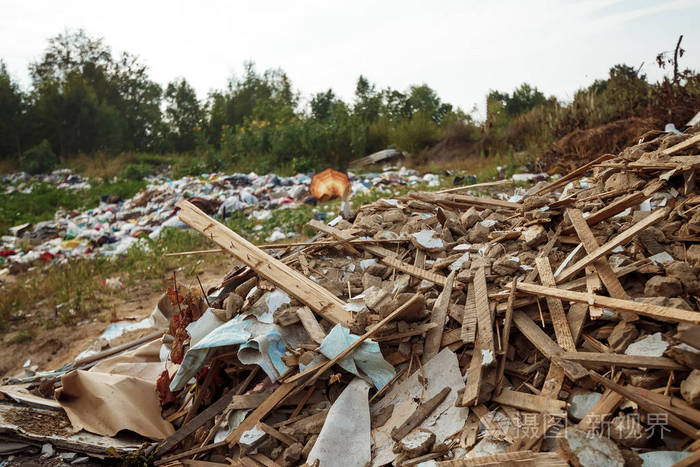森林里的垃圾一个大垃圾堆退化的垃圾一堆有毒的残留物污染自然的概念