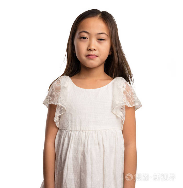 穿着白色连衣裙的中国小女孩站在白色背景上