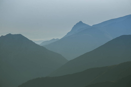 日出中美丽多彩的抽象山景。 早晨以蓝色色调呈现的山脉极简主义景观。 斯洛伐克欧洲的TatraMounains。