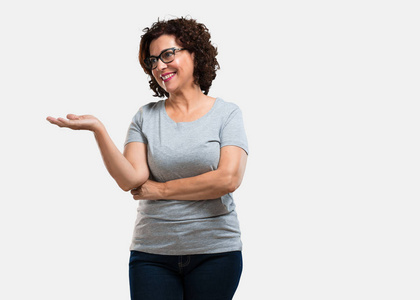 双手在腹部下面捧着产品一位中年妇女用双手捧着一件东西,手里拿着一