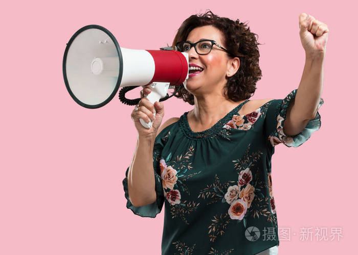 中年妇女兴奋,兴高采烈地用扩音器喊着革命和变革的信号,鼓励其他人