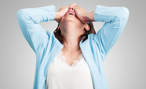 中年妇女沮丧绝望,愤怒和悲伤,双手抱头照片