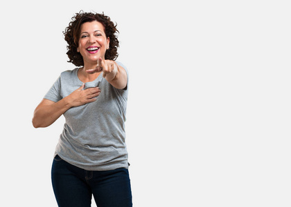 中年妇女大声笑着取笑另一个嘲弄和失控的概念照片