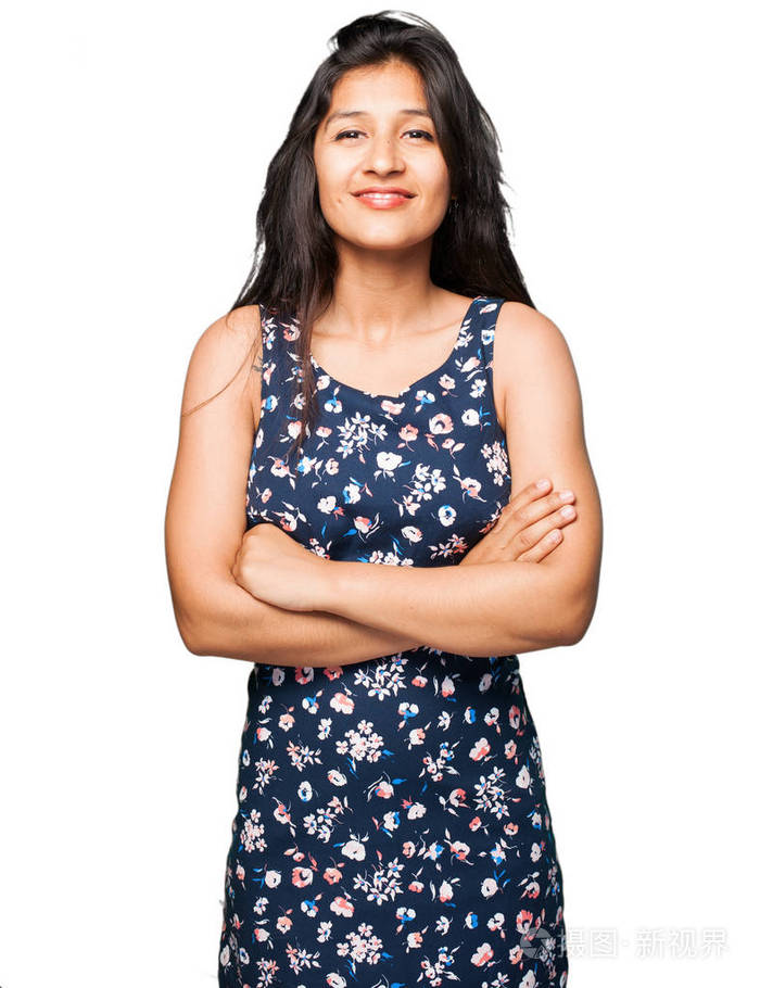 拉丁女人交叉手臂