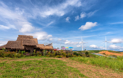 咖啡馆小屋和风力涡轮机清洁能源发电。