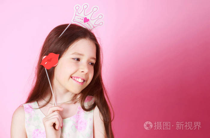 为孩子们庆祝狂欢节生日派对穿着公主服装的可爱小女孩, 嘴唇.